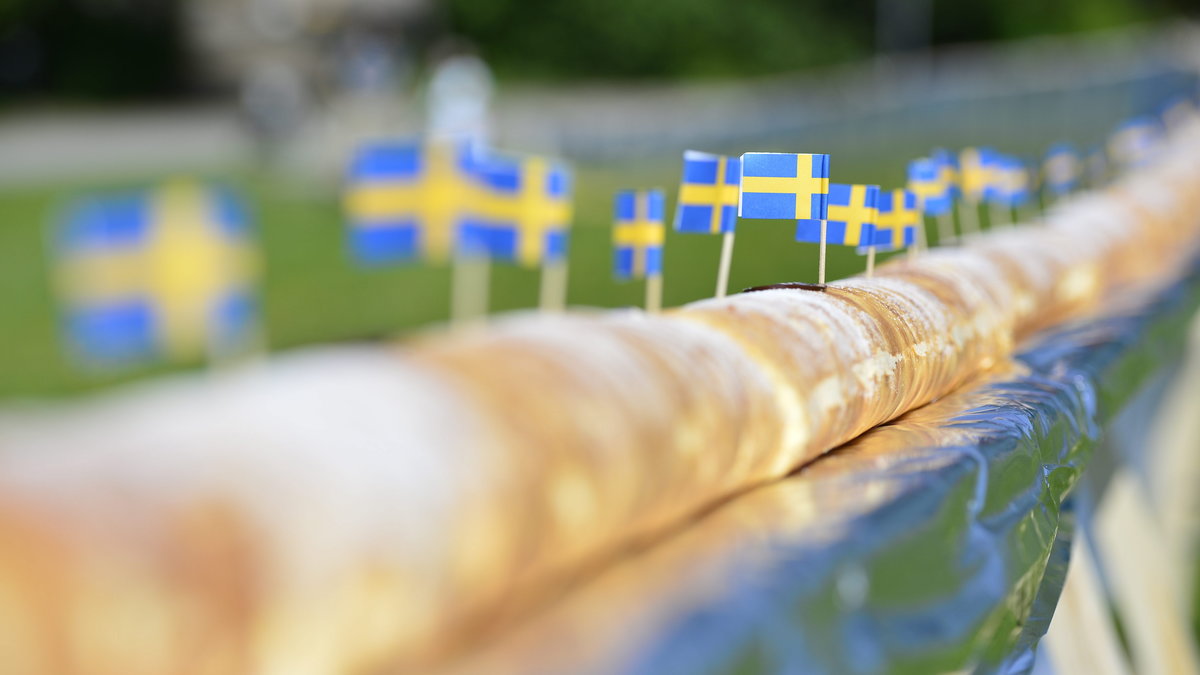 I Borås firades nationaldagen med att göra en 49 meter lång rulltårta.