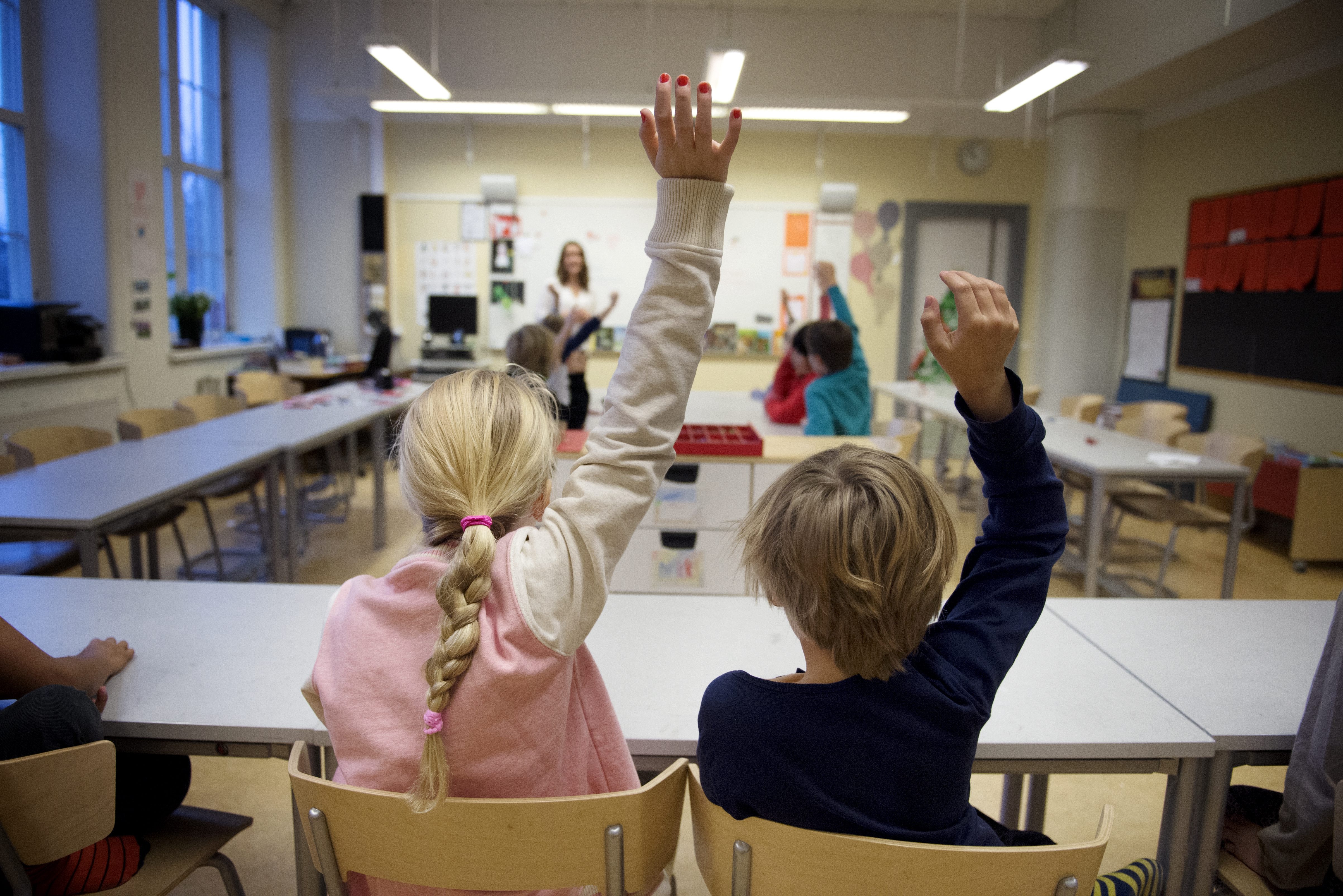 Barn i ett klassrum. 