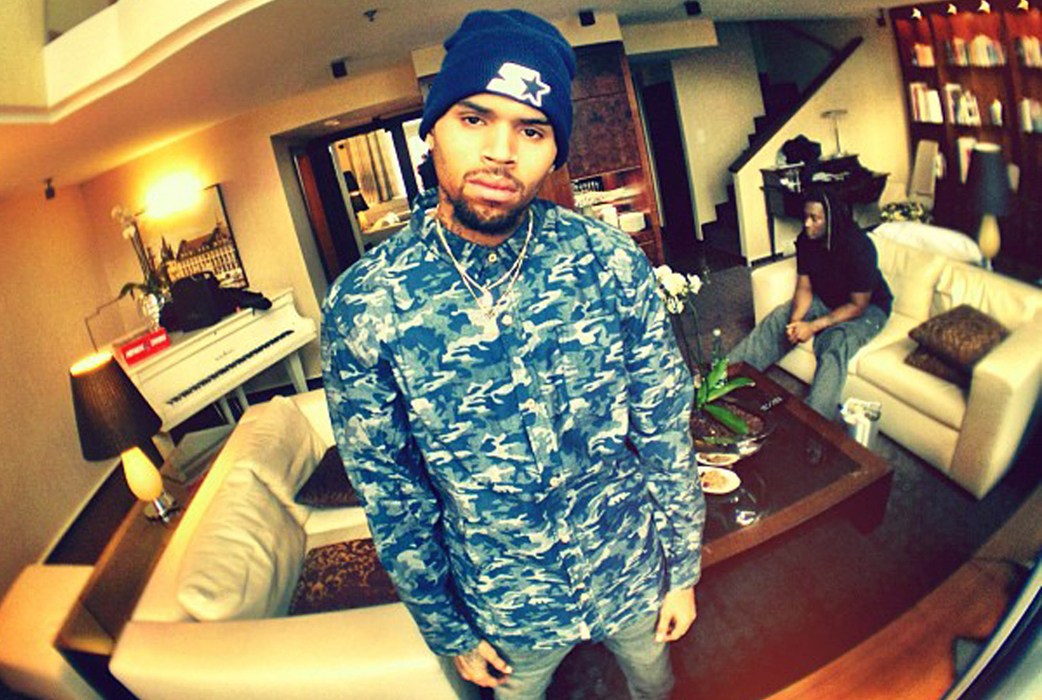 Chris Brown gillar blå kamouflage. 