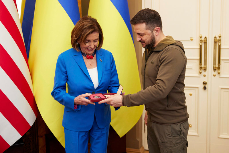 Det amerikanska represesentanthusets talman Nancy Pelosi och Ukrainas preisdent Volodymyr Zelenskyj i Kiev.