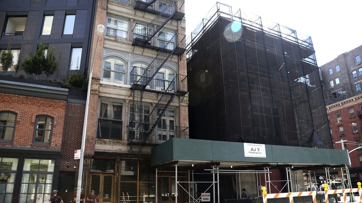 Det finns gott om byggställningar som skyddar gående på trottoarerna i New York City. Arkivbild.