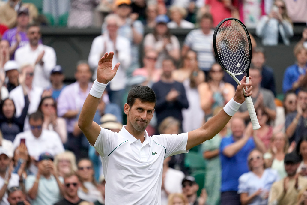 Novak Djokovic firar segern i Wimbledon över landsmannen Miomir Kecmanovic.