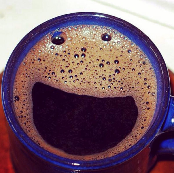 En mycket, mycket glad kopp kaffe. En mycket, mycket glad kopp kaffe.