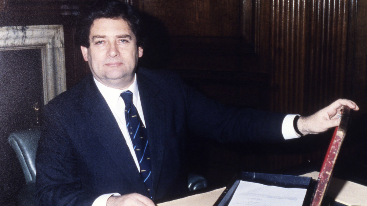 Nigel Lawson och 'budgetlådan'. Den användes vid den brittiska motsvarigheten till Sveriges budgetpromenad, då finansministern tar sitt budgetförslag till parlamentet. Bilden är från våren 1987.