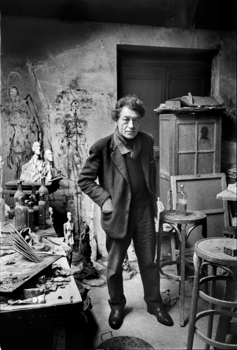 Alberto Giacometti i sin ateljé. Pressbild.