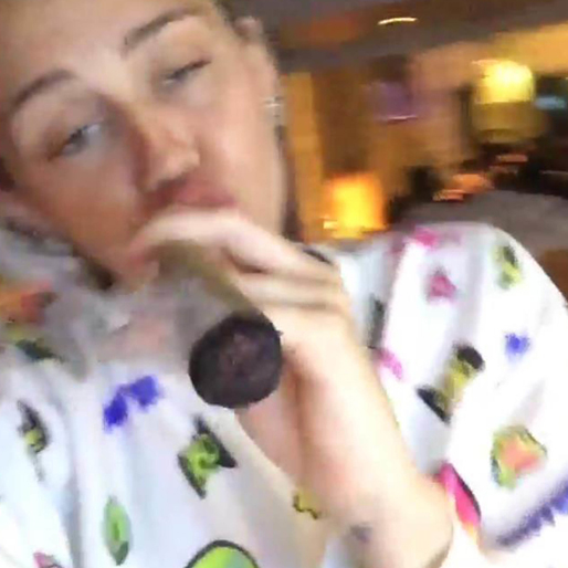 Miley gilar att röka på. 