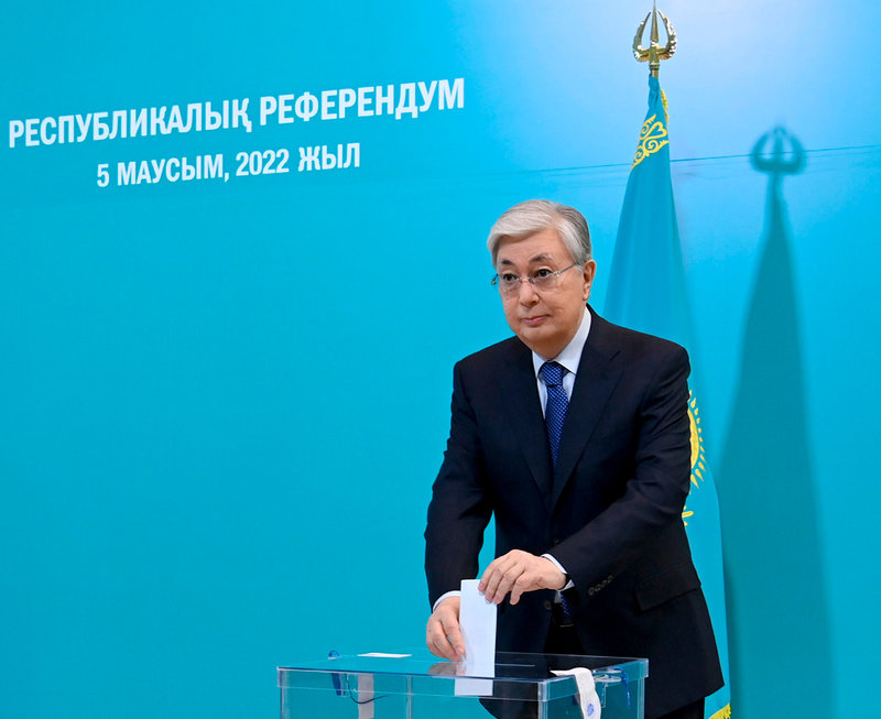 Kazakstans president Kasym-Zjomart Tokajev röstar för det han beskriver som ett 'nytt' Kazakstan. Bilden har distribuerats av hans presstab.