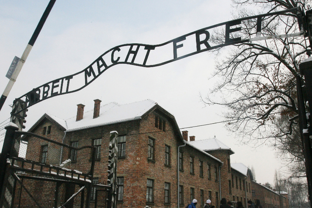 Tjuvar, Nazism, Arbeit macht frei, Auschwitz