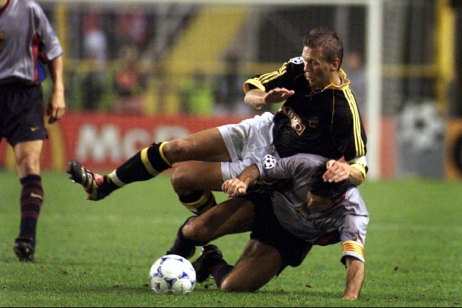 Krister Nordin gör med Luis Figo, vad samtliga Barcelona-supportrar sedermera skulle vilja fått göra. Krister Nordin gör med Luis Figo, vad samtliga Barcelona-supportrar sedermera skulle vilja fått göra.