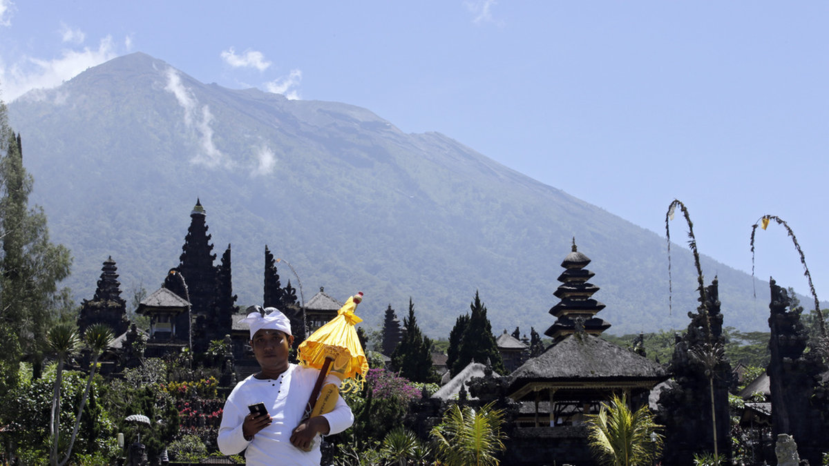 Templet Besakih med den aktiva stratovulkanen Agung i bakgrunden.