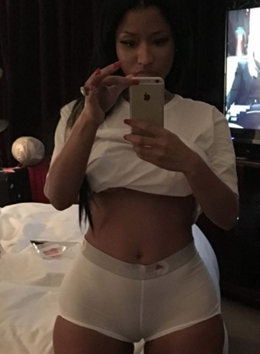 Nicki Minaj tackar för trosorna hon fick i present – men hon tror själv att de är lite för små. Nicki Minaj tackar för trosorna hon fick i present – men hon tror själv att de är lite för små.