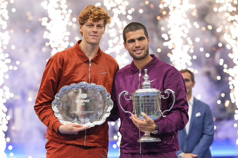 Italienaren Jannik Sinner (t.v) efter finalförlusten mot spanjoren Carlos Alcaraz (t.h) i US Open den 7 september 2025. Foto: Kirsty Wigglesworth/TT Italienaren Jannik Sinner (t.v) efter finalförlusten mot spanjoren Carlos Alcaraz (t.h) i US Open den 7 september 2025. Foto: Kirsty Wigglesworth/TT