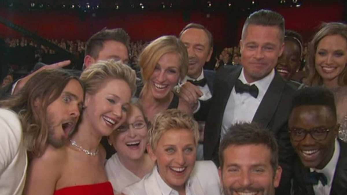 Jared Leto, Brad Pitt och Angelina Jolie är några av stjärnorna som tog den här selfien år 2014.