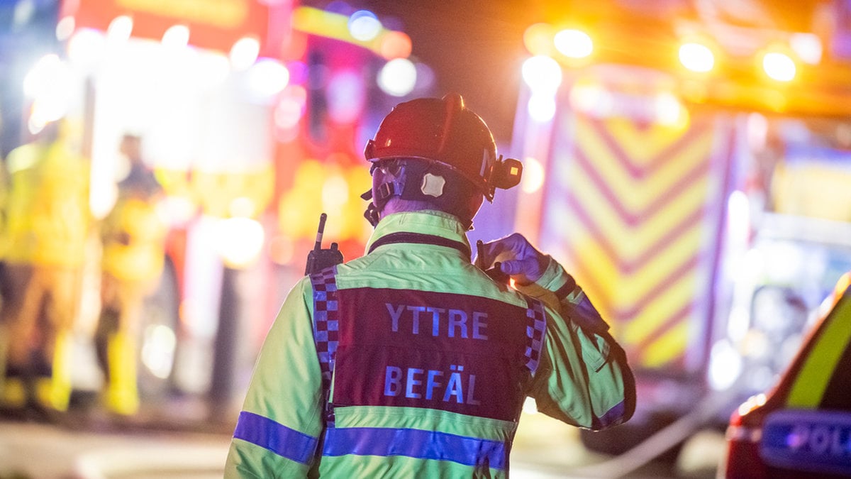 Kraftig brand i villa – en till sjukhus