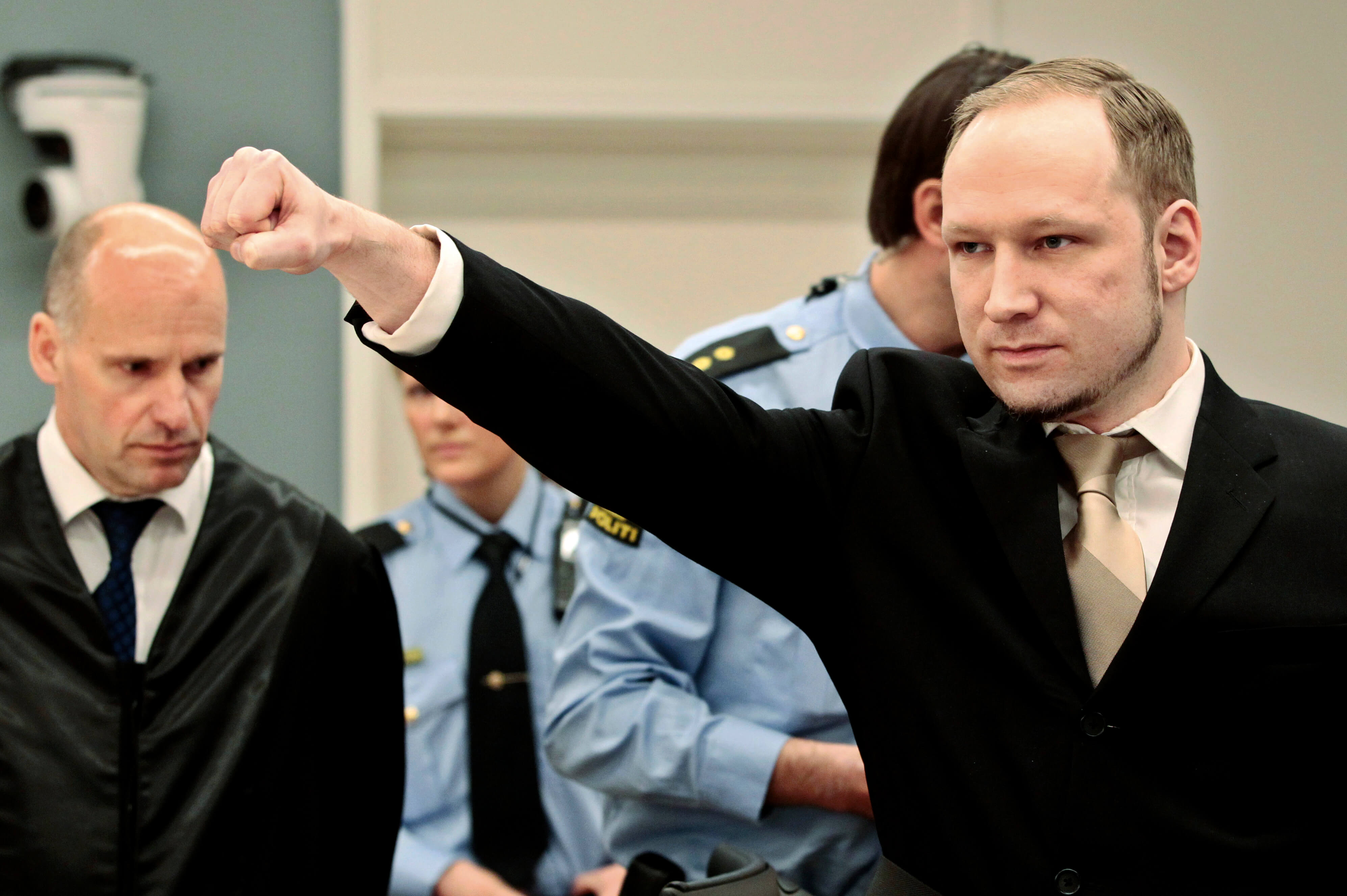 "Forvaring" är en norsk specialåtgärd som betyder att Breivik kan hållas frihetsberövad på obestämd tid. I praktiken innebär det livstids fängelse. "Forvaring" är en norsk specialåtgärd som betyder att Breivik kan hållas frihetsberövad på obestämd tid. I praktiken innebär det livstids fängelse.