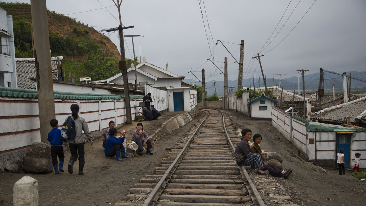20 juni. Befolkningen vilar på en öde järnväg i North Hamqyong-provinsen. 