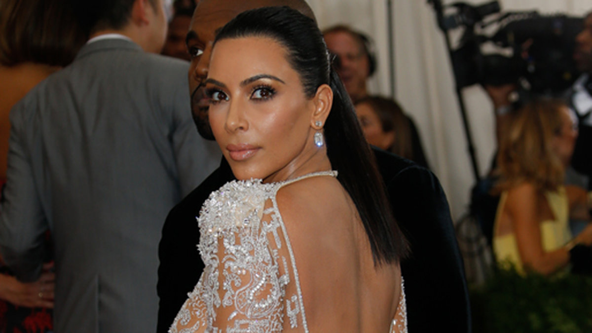 Kim Kardashian glänste på röda mattan i en klänning från Roberto Cavalli.