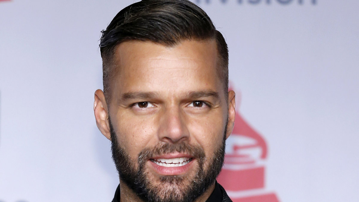 Popstjärnan Ricky Martin har inga problem att berätta om sina lustar. – Jag älskar att ge någon en golden shower. Det är så sexigt, du vet, temperaturen av din kropp och duschvattnet är väldigt annorlunda, sa Martin till Blender. 