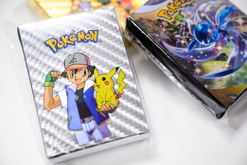 Tullverket visar upp beslagtagna föremål för barn. De falska Pokémon-korten kan innehålla farliga ämnen i färgen.