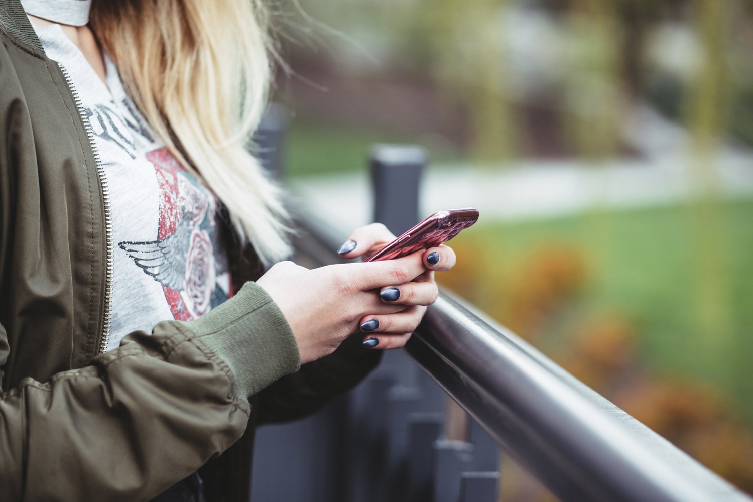 Kvinna håller i sin smartphone Kvinna håller i sin smartphone