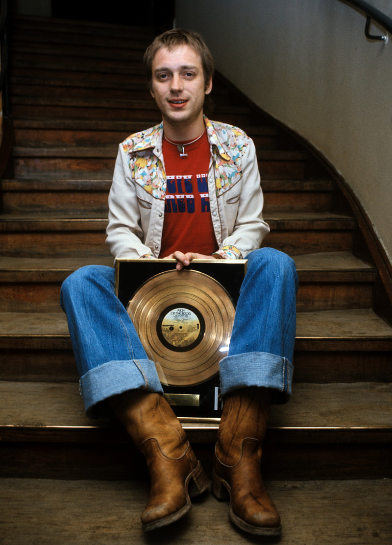 Pugh Rogefeldt med guldskivan för albumet 'Pugh on the rocks' 1976.