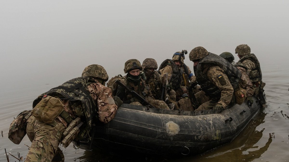 Ukrainska soldater vid Dneprs strand. Bilden togs i oktober.