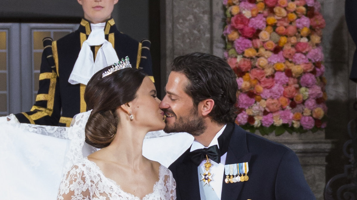 Kärleken blomstrade och vigseln mellan prins Carl Philip och Sofia Hellqvist ägde rum 13 juni 2015 i Slottskyrkan i Stockholm. 
