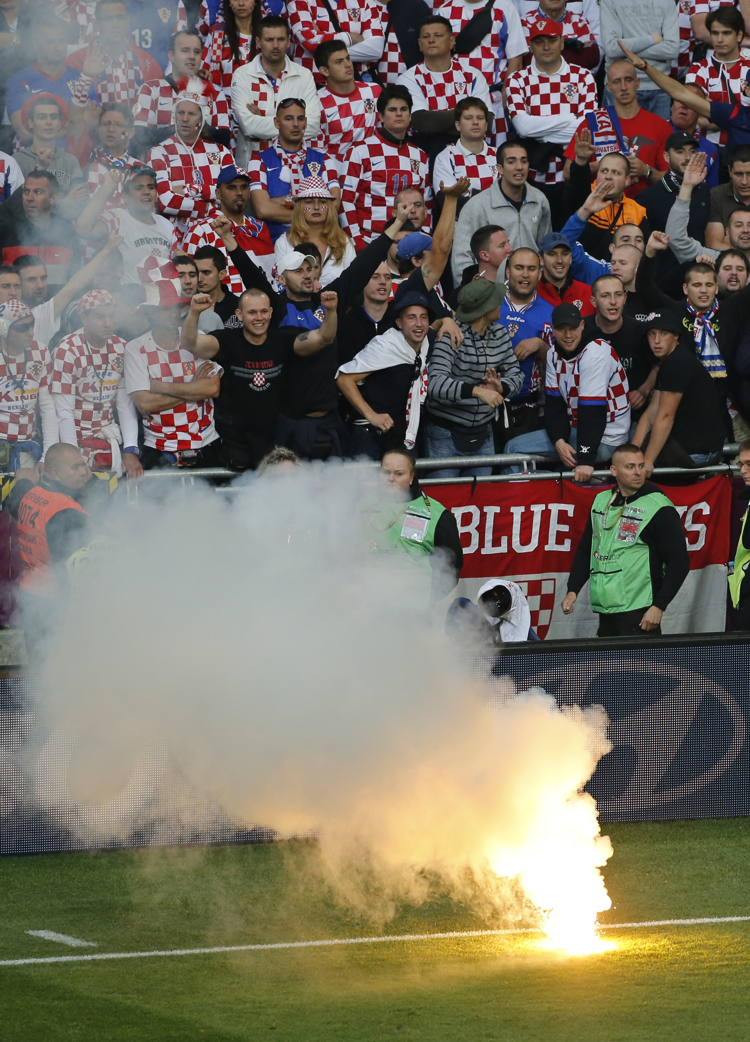Kroatiska fans firade målet genom att slänga in bengaler. Kroatiska fans firade målet genom att slänga in bengaler.