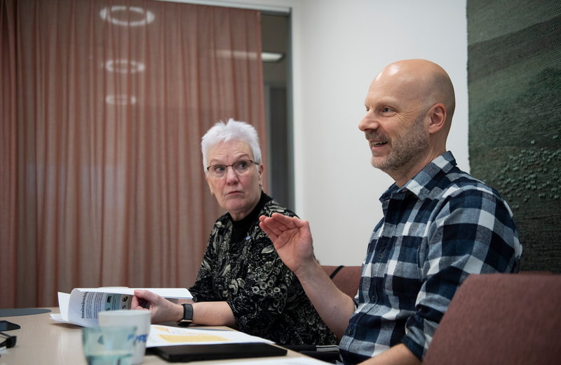 Åsa Lindestam och Ola Nilsson är bekymrade över att matpriserna har ökat så pass mycket på bara ett år.