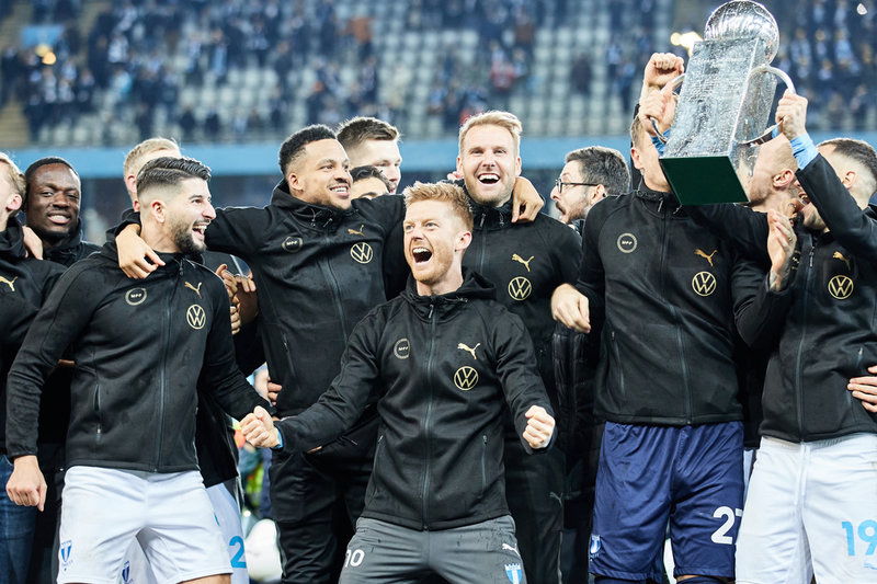 Malmö FF-spelarna firar SM-guldet på hemmaplan efter 0–0 i sista omgången mot Halmstad 2021. Poängen räckte för att vinna allsvenskan före AIK tack vare bättre målskillnad. Arkivbild.