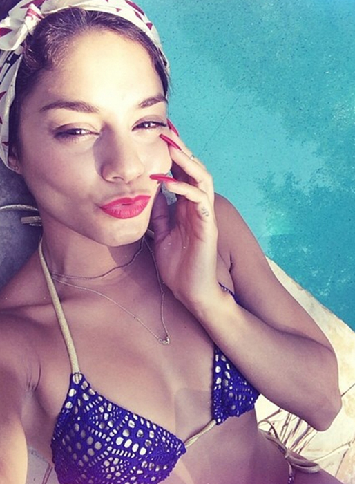Vanessa Hudgens vid poolen. Vanessa Hudgens vid poolen.