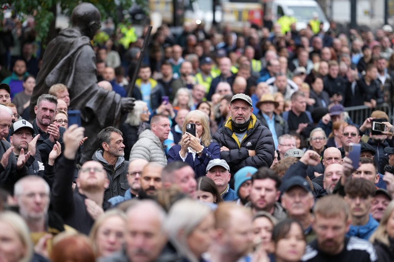 Folksamlingen utanför begravningsceremonin i Manchester.