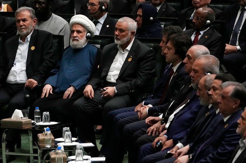 Hamasledaren Ismail Haniya, i mitten, har dödats i en attack i Irans huvudstad Teheran.