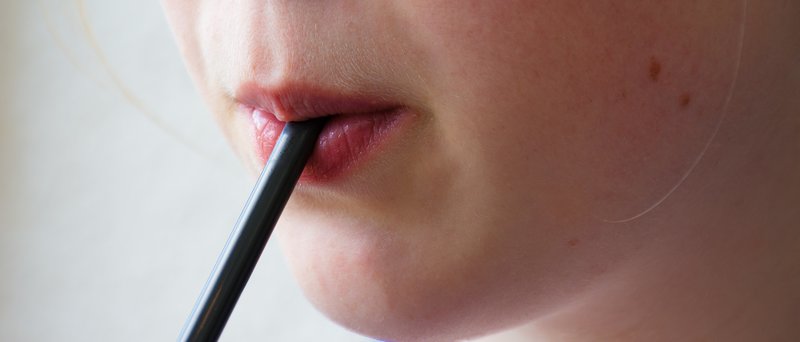 Hur många hål har egentligen ett sugrör?