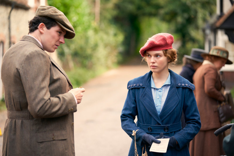 Josh O'Connor som överklassynglingen Paul Sheringham och Odessa Young som husan Jane Fairchild i 'Mothering Sunday'. Pressbild.