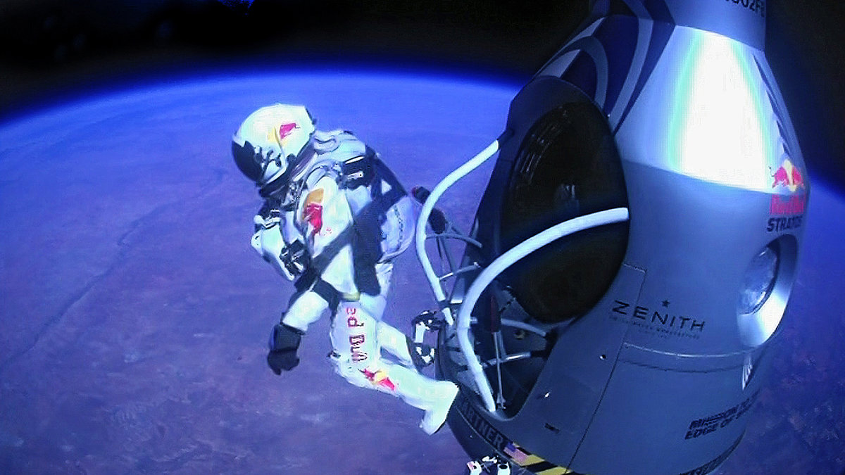 Felix Baumgartner hoppar ut från 39 000 meters höjd.