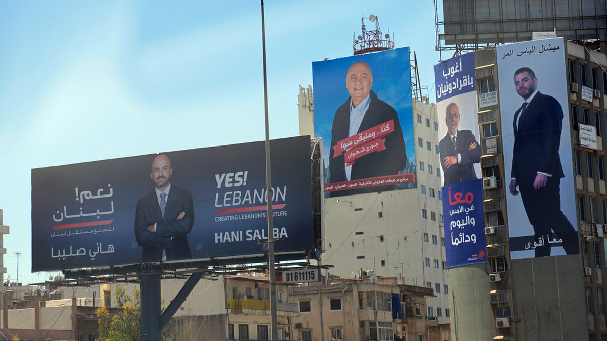 Kampanjaffischer pryder husfasader i Beirut inför valet.