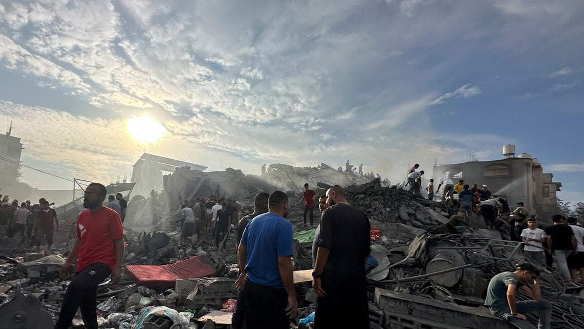 Den 31 oktober, i trakterna kring det etablerade flyktinglägret Nuseirat i centrala Gaza: Palestinier söker efter överlevande efter omfattande israeliska flyganfall. Arkivbild.