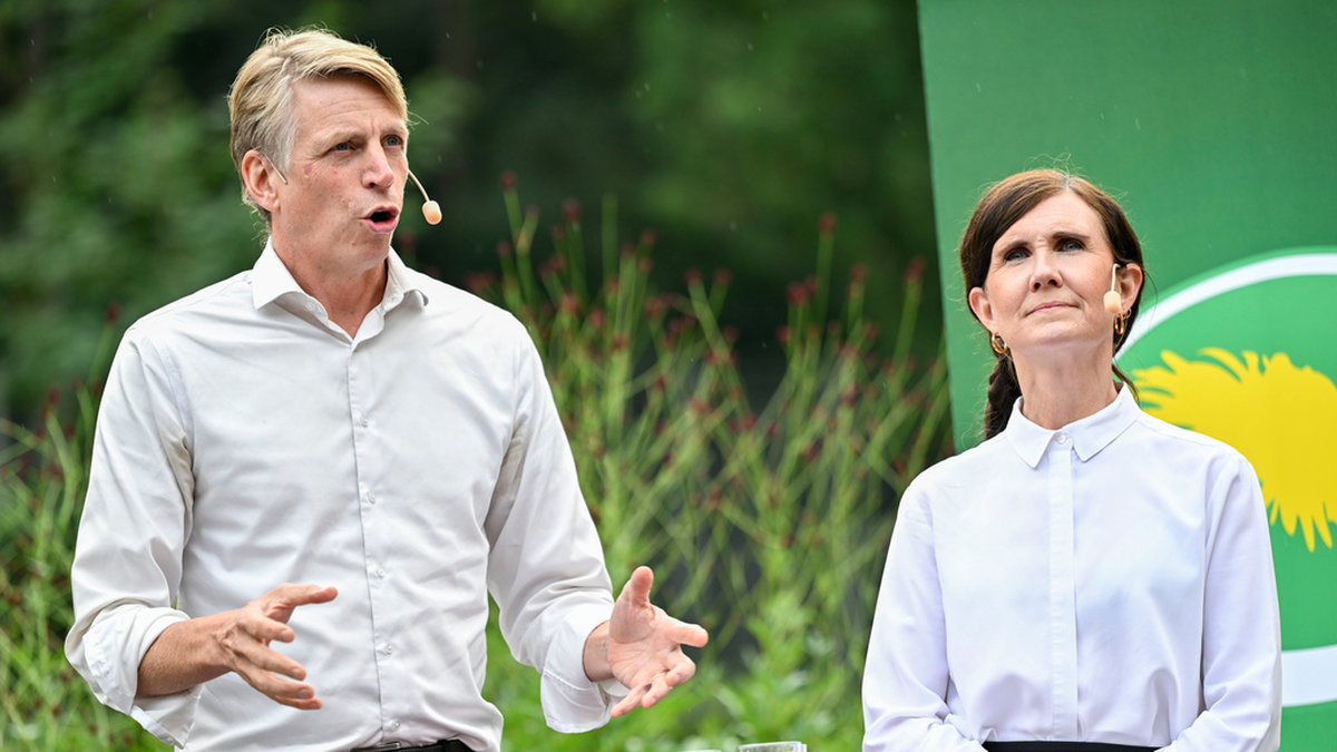 Miljöpartiets språkrör Märta Stenevi och Per Bolund sommartalade i Stockholm.