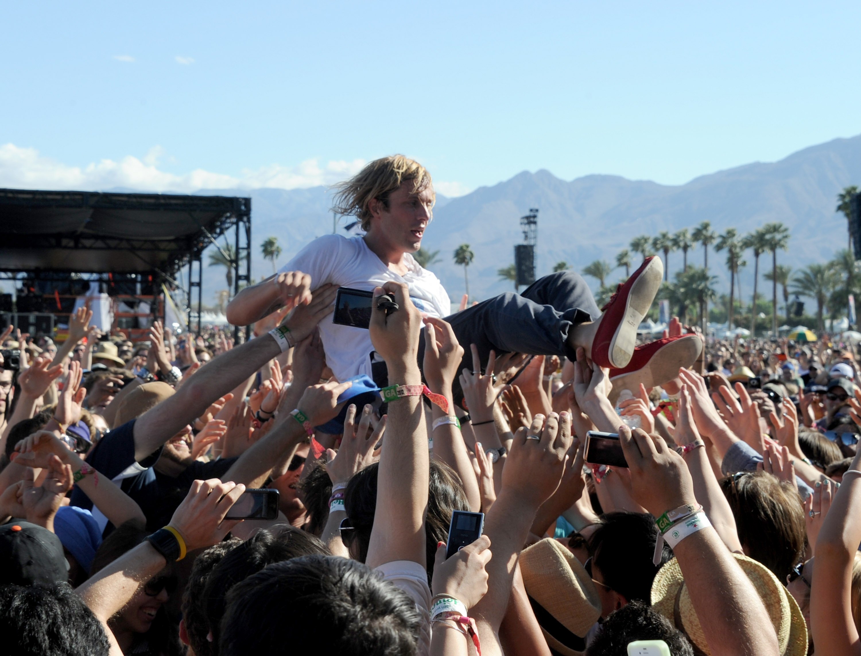 Crowdsurfar lite under Coachella 2012