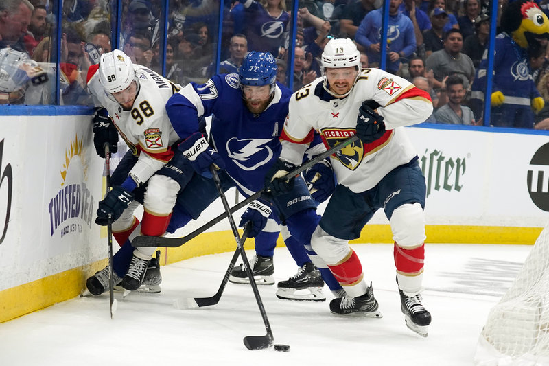 Tampa Bays Victor Hedman i närkamp med Floridas Maxim Mamin (till vänster) och Sam Reinhart under söndagskvällens match.