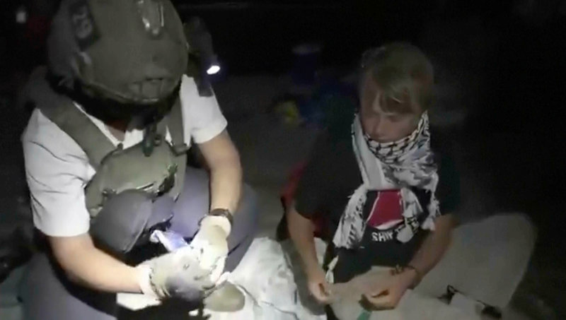 En stillbild från en video släppt av Israels UD visar hur Greta Thunberg grips på onsdagskvällen.