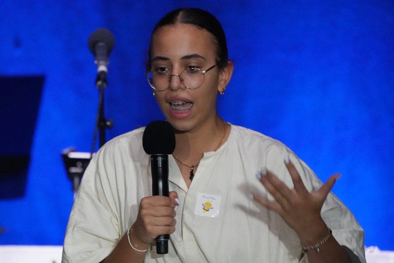 Chaya, som sköts i benet under terrorattacken, talade vid söndagens ceremoni.