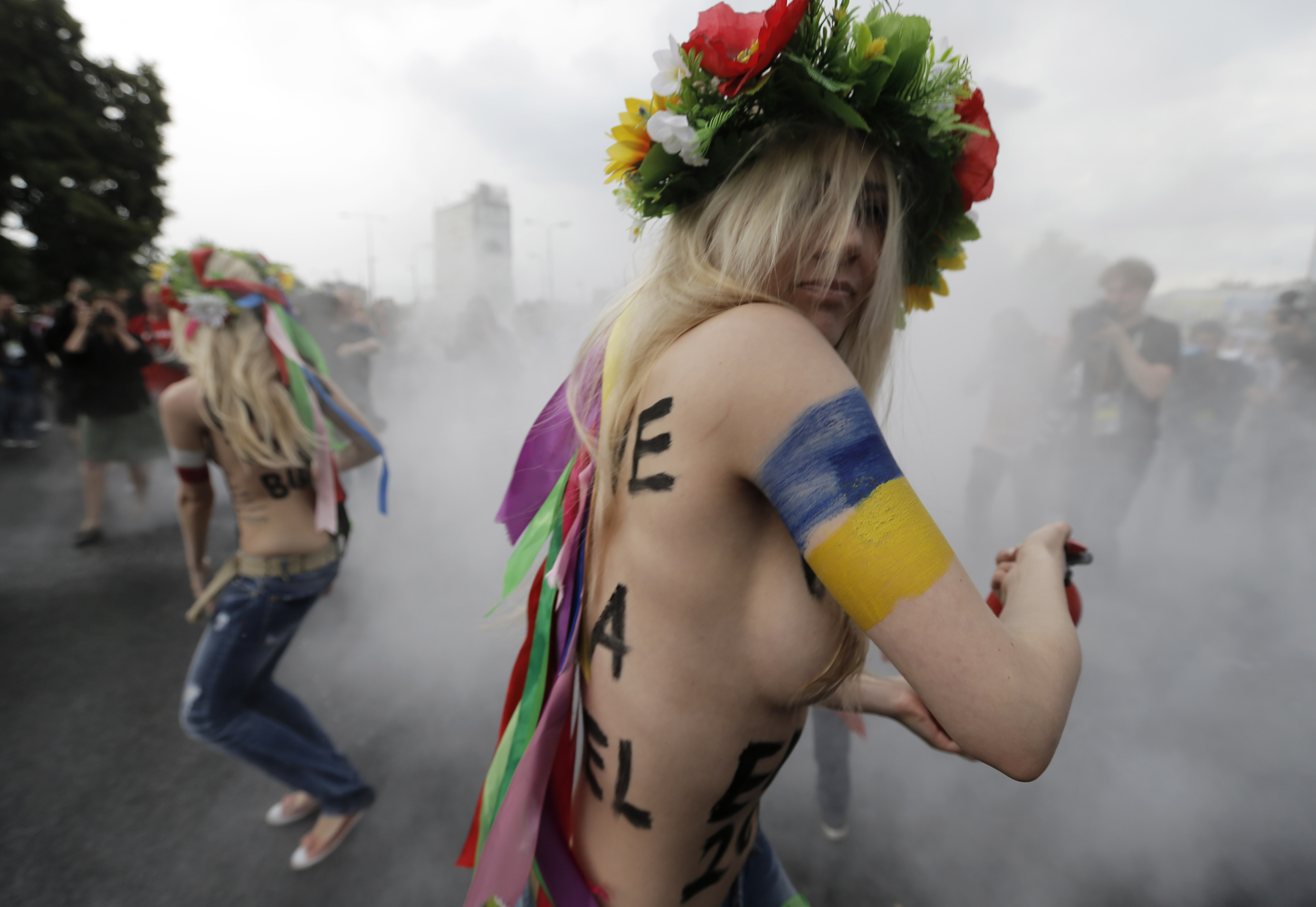 En aktivist inom feminstgruppen Femen som ofta protesterar utan kläder menar att. . .