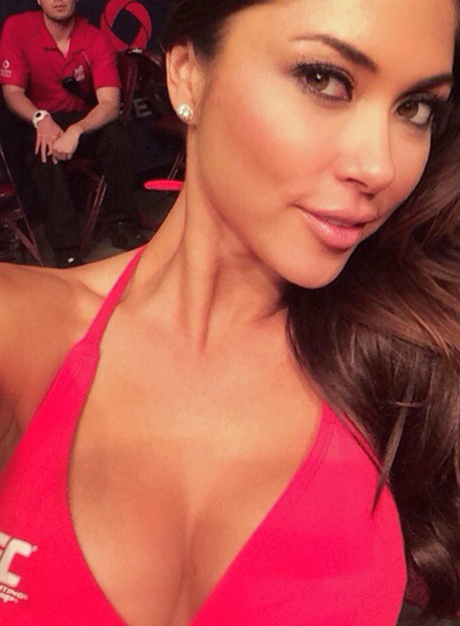 Arianny Celeste i rosa bikini. Arianny Celeste i rosa bikini.