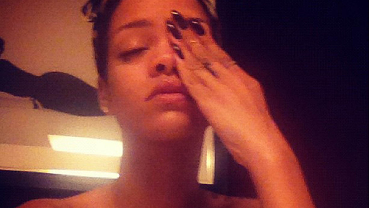 Rihanna har haft en hård månad. Morgontrött.