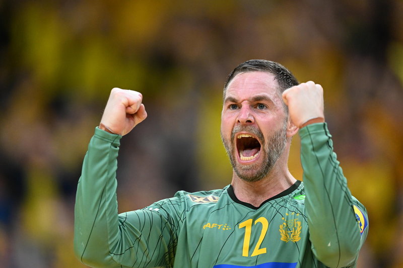 Sveriges målvakt Andreas Palicka jublar efter en räddning under fredagens seger mot Island.