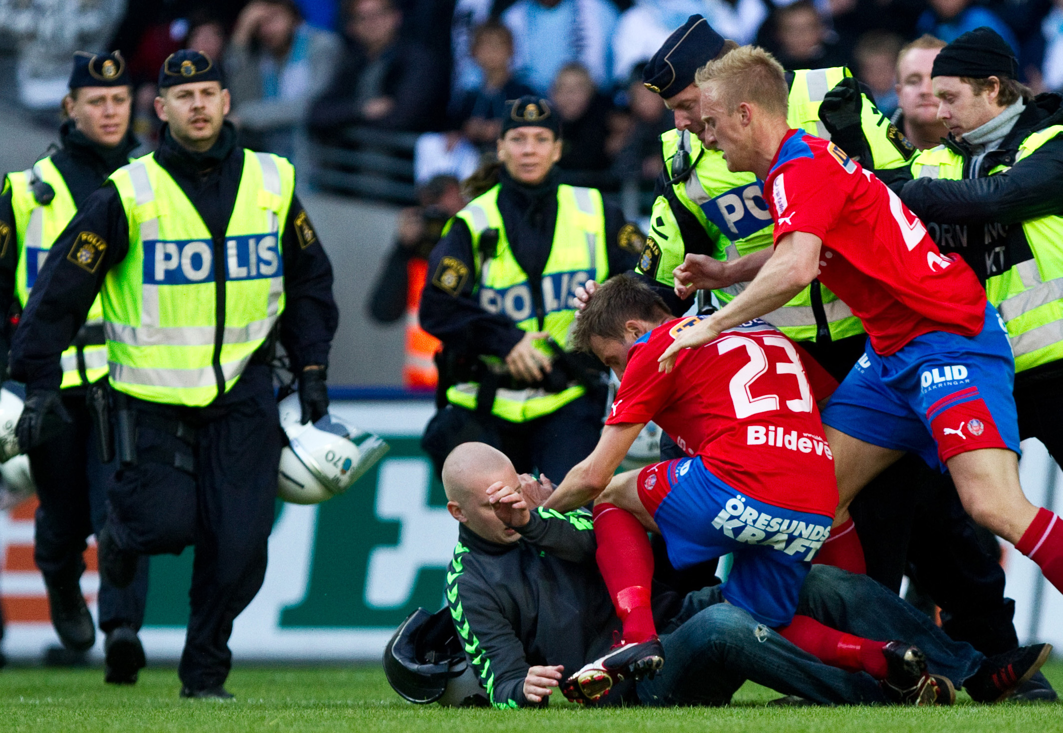 Matchen mellan Malmö FF och Helsingborg avbröts efter att Pär Hansson puttats av en 19-årig MFF-supporter.