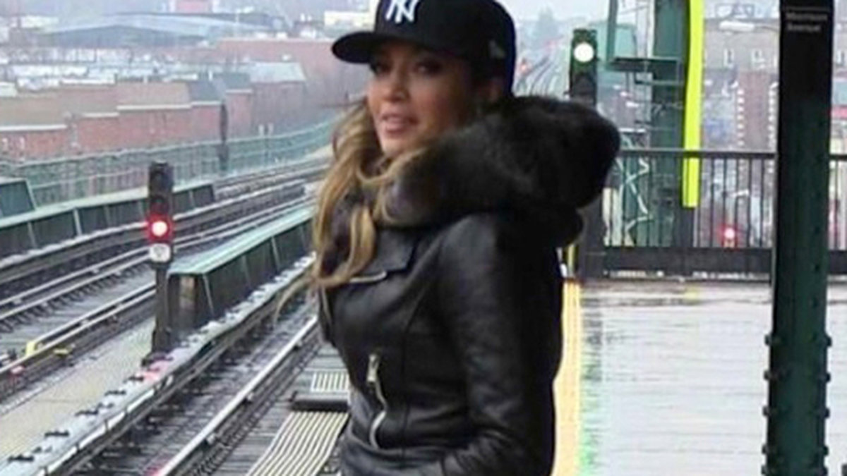 Jennifer Lopez visar sina former på tunnelbaneperrongen. 
