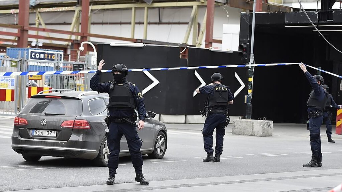 Polisen dirigerade trafiken genom ett skakat Stockholm. 
